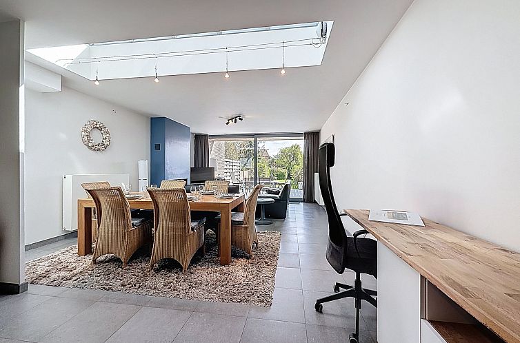 Gemuetliches Wohnzimmer des Ferienhauses Stella Maris in De Haan, belgische Kueste, mit Blick auf den Garten und moderner Einrichtung.