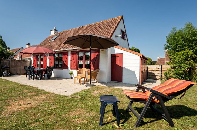 Geniessen Sie die Sonne auf der Terrasse des Ferienhauses Polderhuis 9 in De Haan an der belgischen Kueste mit bequemen Liegestuehlen und Sonnenschirmen.