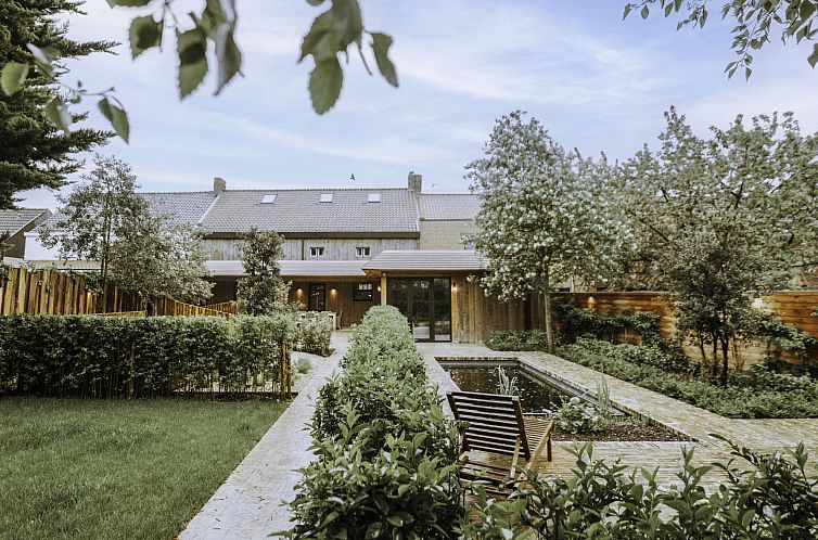 Vakantiehuis Huyze Ter Bercken with swimming pond