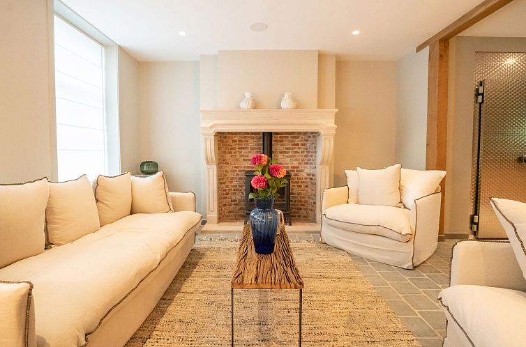 Vakantiehuis Huyze Ter Bercken with swimming pond