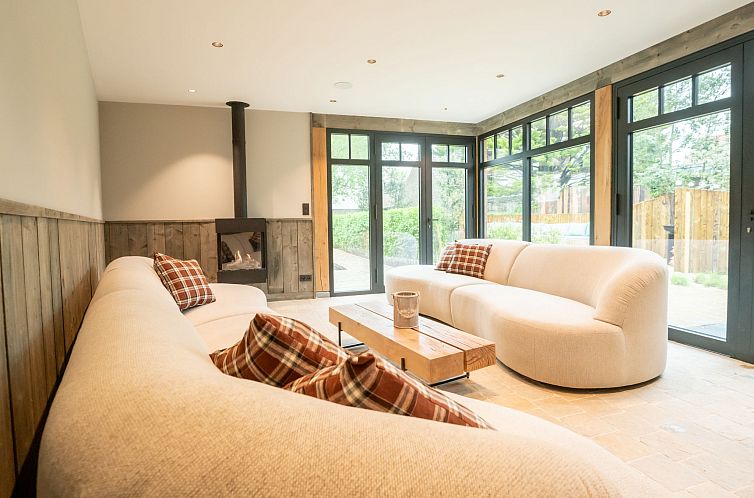 Vakantiehuis Huyze Ter Bercken with swimming pond