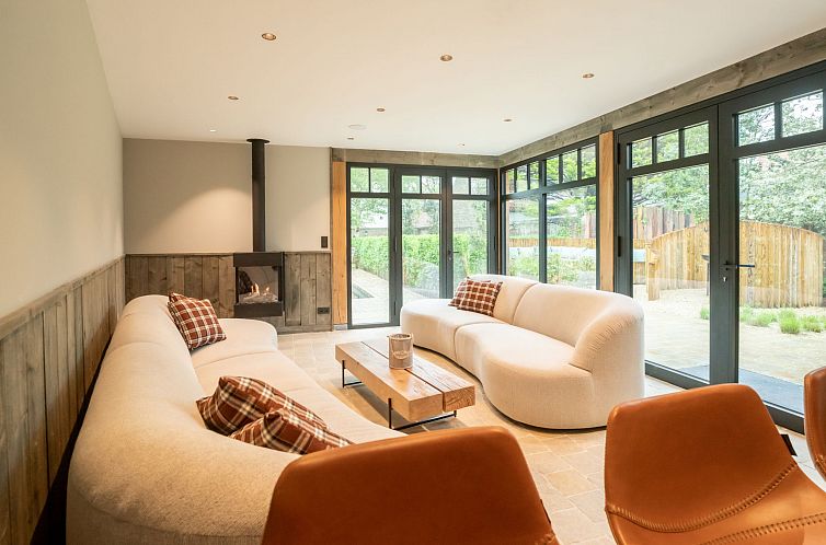 Vakantiehuis Huyze Ter Bercken with swimming pond