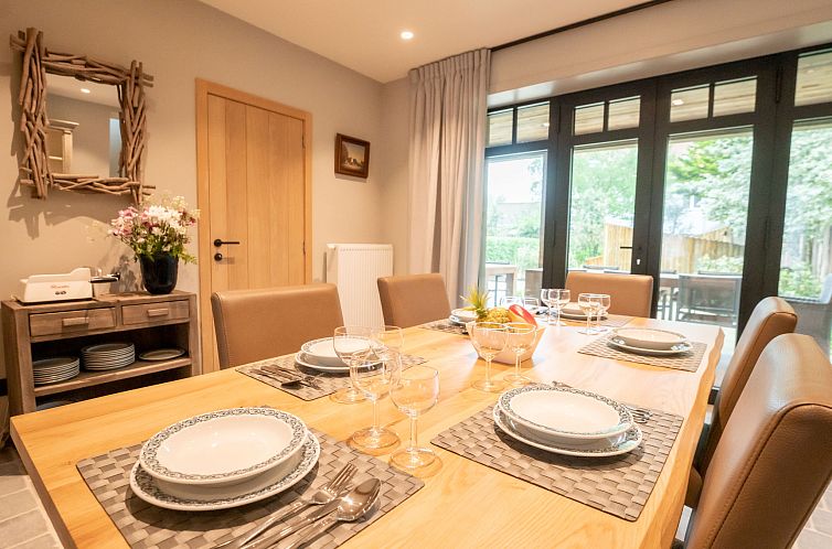 Vakantiehuis Huyze Ter Bercken with swimming pond