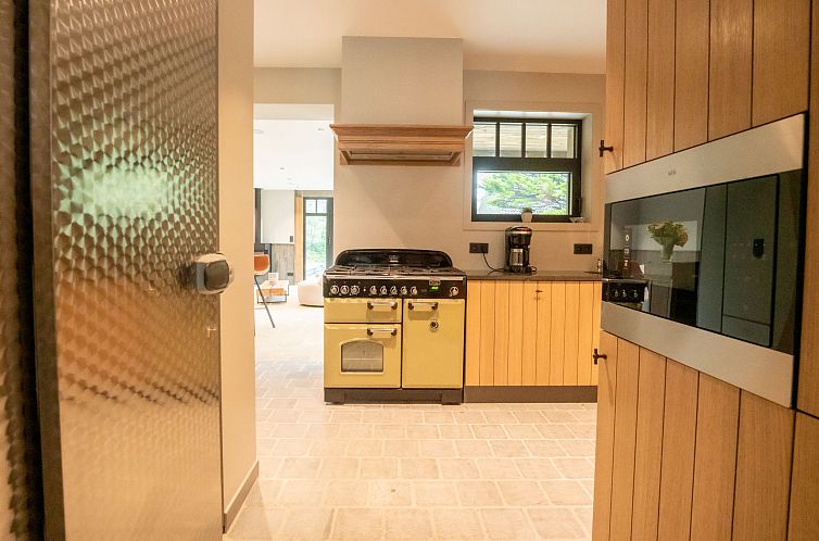 Vakantiehuis Huyze Ter Bercken with swimming pond