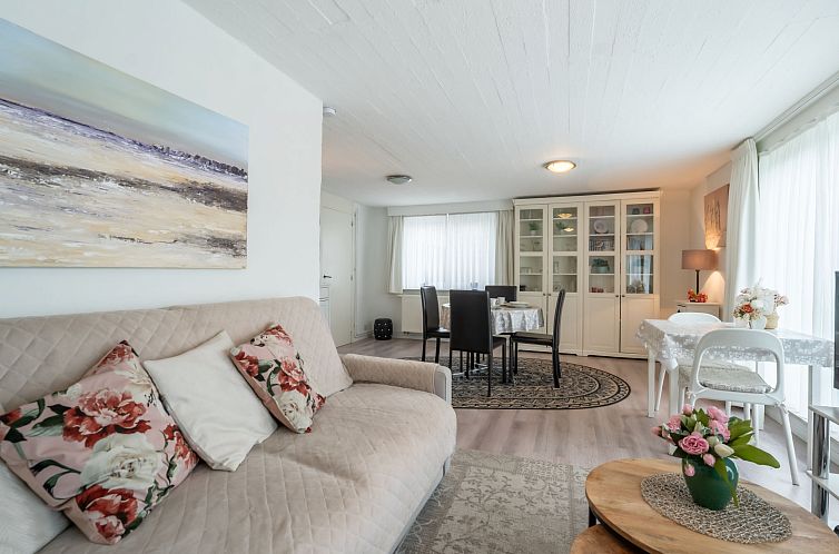 Uitzicht op het strand bij Appartement Zeelucht met private tuin in De Haan, Belgische kust, ideaal vakantieverblijf aan zee.