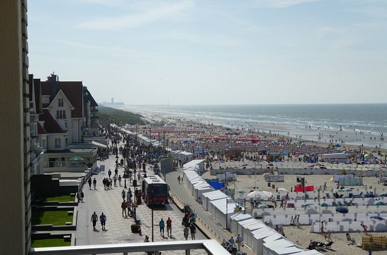 Uitzicht op het strand vanaf Residentie Miramar, appartement in De Haan, Belgische kust, Belgie.