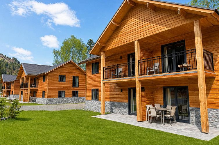 Charmantes Ferienhaus "Alpenblick Afritzer See" in Afritz am See, Kaernten, mit Terrasse und umgeben von wunderschoenen Bergen.
