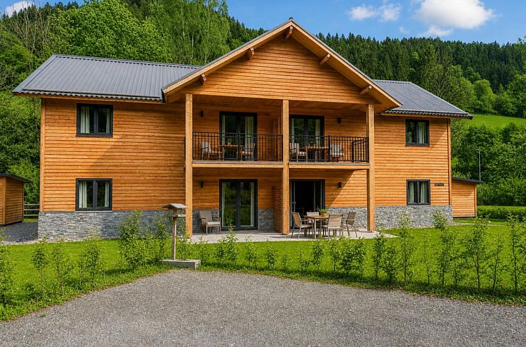 Geniessen Sie die "Alpenperle am See" in Afritz am See, Kaernten, mit einem geraeumigen Balkon und einer wunderschoenen Naturlandschaft.