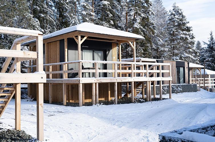 Sfeervol Edelweiss vakantieverblijf in Presseggen, Karinthie, met houten veranda in een sneeuwrijke omgeving.