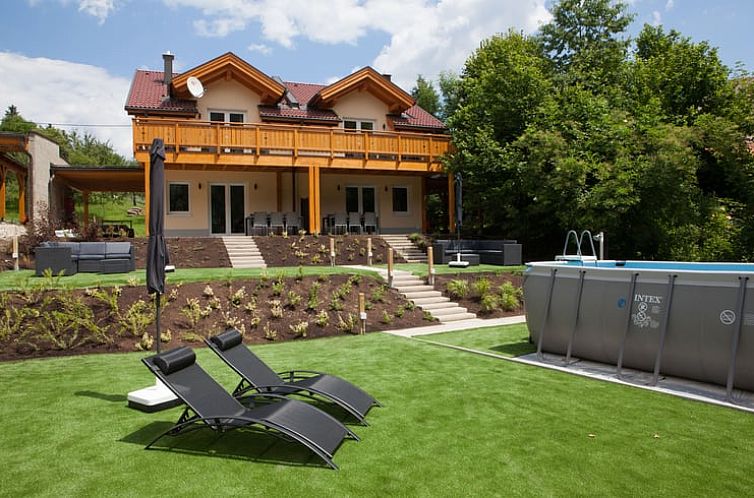 Vakantiehuis Huisje in Arnoldstein, Karinthie: geniet van het ruime terras en de groene tuin.