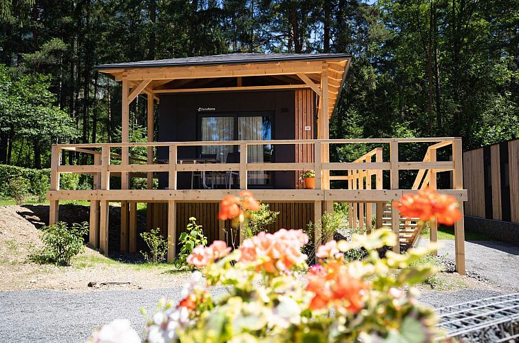 Edelweiss-Ferienwohnung in Ossiach, Kaernten, mit einladender Terrasse und schoenen Blumen in der Umgebung.