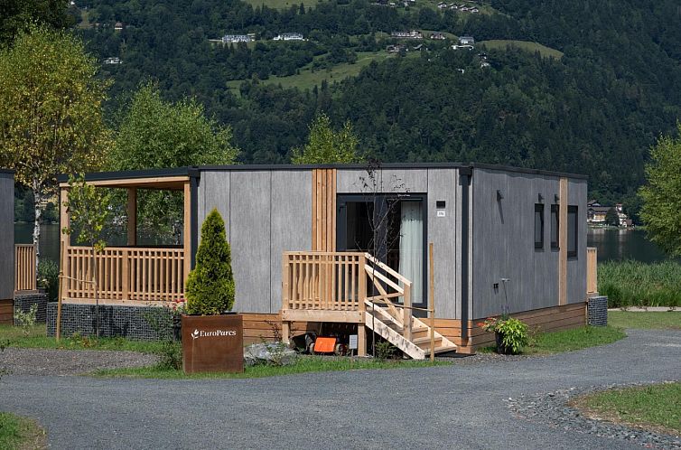 Geniessen Sie das Enzian Hottub in Ossiach, Kaernten, ein Ferienhaus mit herrlichem Blick auf die umliegende Natur.