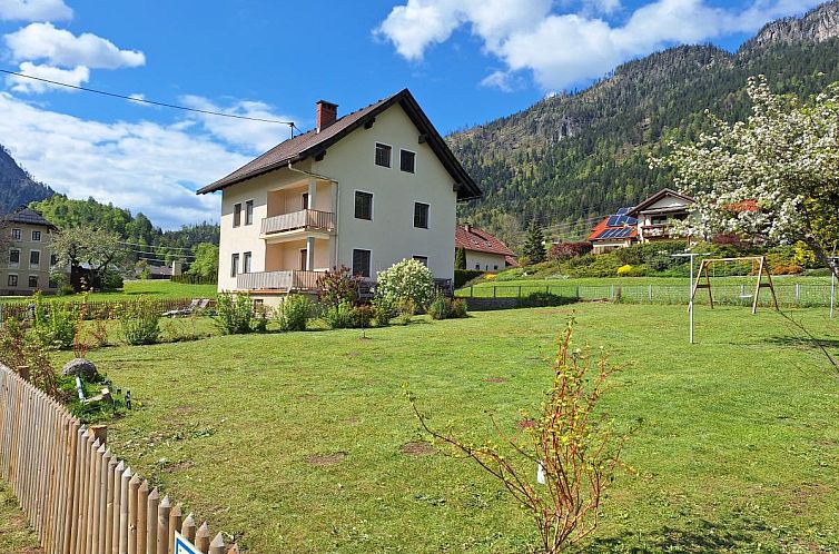 Helle und geraeumige Wohnraeume im Jukbichl 2, einem Ferienhaus im malerischen Koetschach-Mauthen, Oesterreich.
