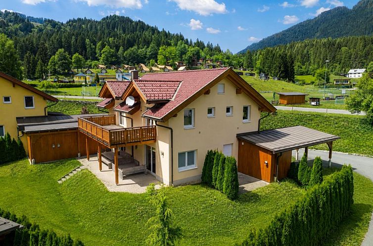 Ferienhaus Villa Alpenrose im malerischen Koetschach-Mauthen in Kaernten, umgeben von majestaetischen Bergen.