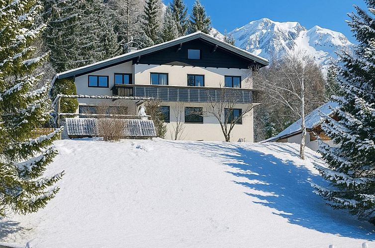 Cozy vacation home Landhaus Herz der Tauern in Mallnitz, Carinthia, with stunning views of the snow-covered Alps.