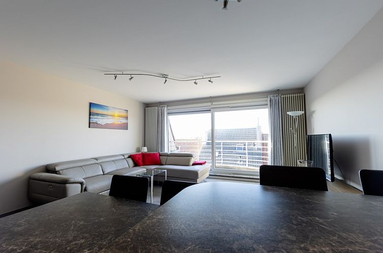 Cozy living room in Huize Oesjoe, Bredene, Belgian coast with spacious sitting area and views of the surroundings.