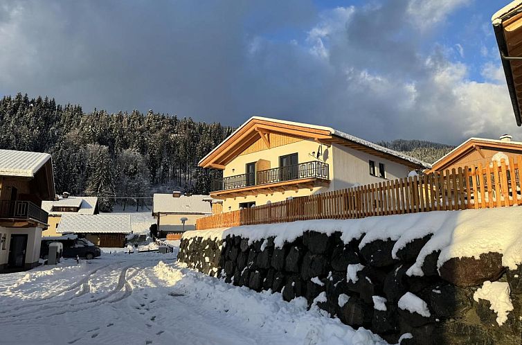 Attraktives Ferienhaus Obermoeschach 10 in Kaernten, Oesterreich, mit schoener Winterlandschaft und rustikalem Charme.
