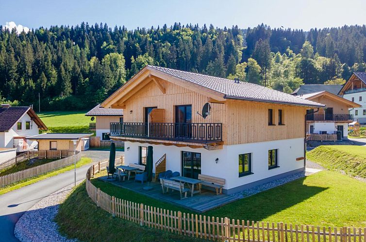Modernes Interieur von Obermoeschach 6 in Oesterreich, mit gemuetlicher Sitzecke und Blick auf die Terrasse.