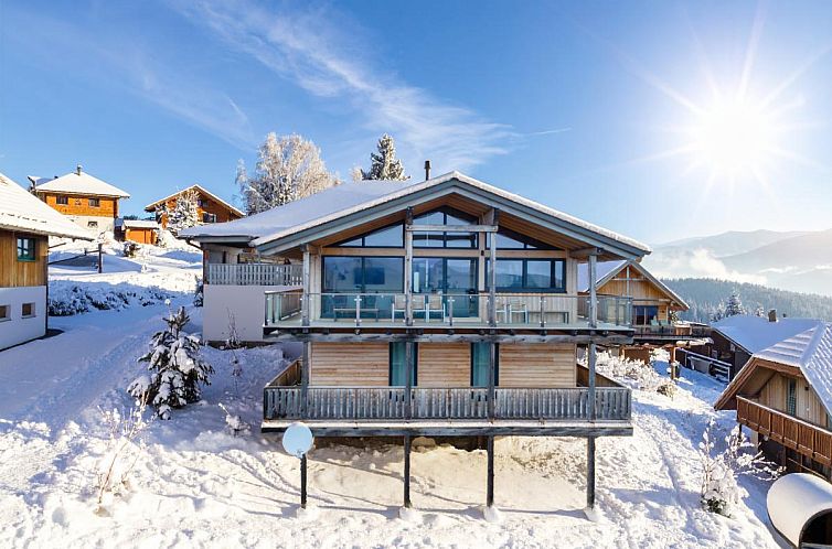 Winterlicher Charme der Alpina Lodge im Klippitztoerl, Oesterreich, mit atemberaubendem Bergblick.
