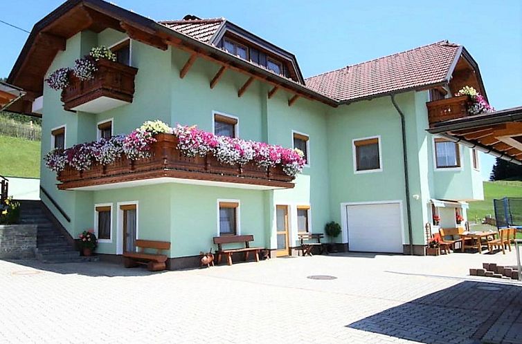 Geniessen Sie Soerg Liebenfels, ein Ferienhaus in Liebenfels, Kaernten, mit herrlicher Aussicht und bunten Balkonen.