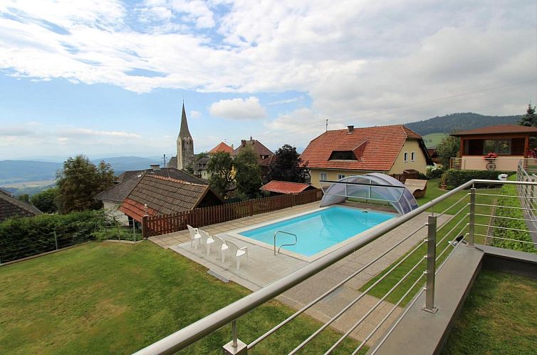 Entspannen Sie sich am Pool mit herrlichem Bergblick im Ferienhaus Schlossblick in Liebenfels, Kaernten, Oesterreich.