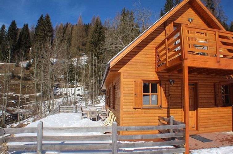 Karawankenpanorama L in Liebenfels, Karinthie biedt een rustiek vakantiehuis met balkon en terras, perfect voor een wintervakantie in de natuur.