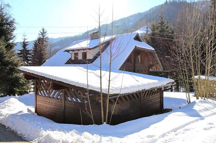 Gemuetliches Ferienhaus Mooshausl in der Winterlandschaft von Gnesau, Kaernten, Oesterreich.