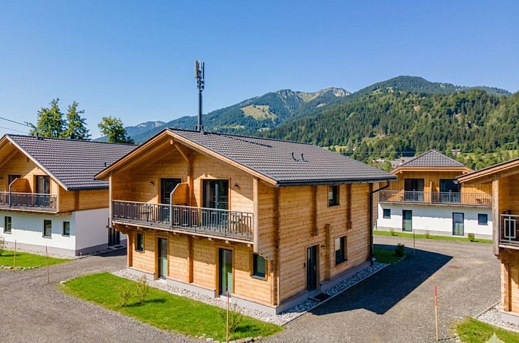 In Kaernten, Oesterreich, bietet Rattendorf 21A ein charmantes Ferienhaus mit einem Balkon und Blick auf die umliegenden Berge.
