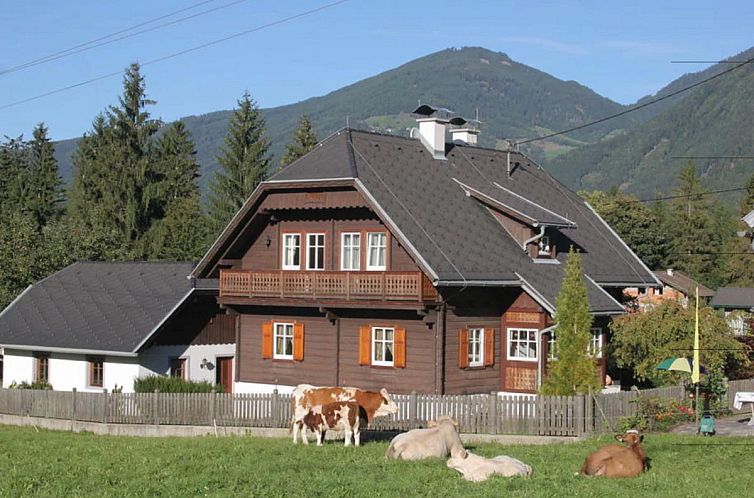 Gemuetliches Ferienhaus Almenblick in Winterlandschaft, Kleblach-Lind, Kaernten, Oesterreich, mit schoenem Bergblick.