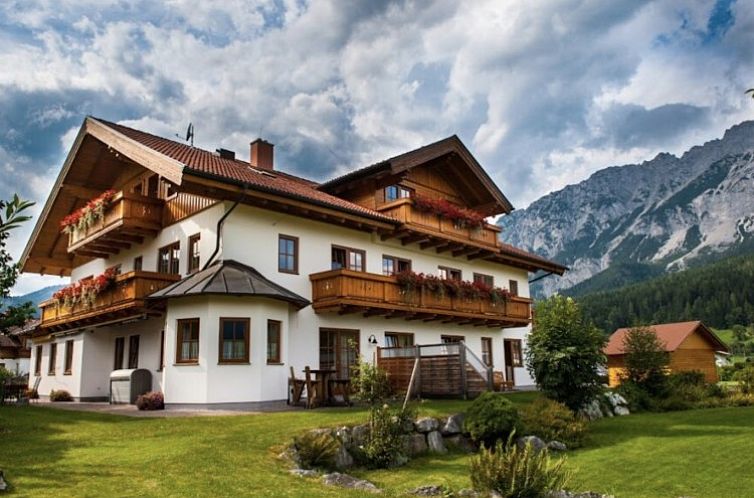 Geniessen Sie die Alpen vom Appartementhaus Groebming aus, einer idyllischen Ferienwohnung in Groebming, Steiermark, umgeben von Natur.