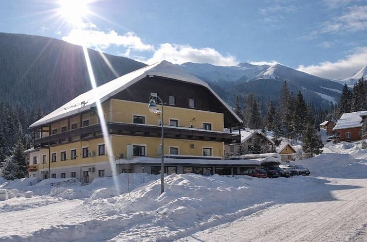 Gemuetlicher Innenraum mit Kueche in der Ferienunterkunft Boesenstein, Hohentauern, Steiermark, Oesterreich.