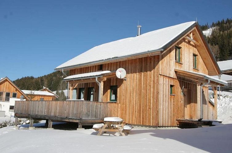 Geniessen Sie den winterlichen Charme von Die Bergliebe in Hohentauern, Steiermark, mit ihrer einladenden Terrasse und der malerischen Umgebung.