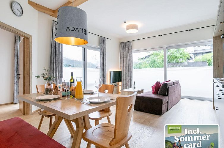 Stilvolle Innenraeume des Apart33 Top 1-19 in Haus im Ennstal, Oesterreich, mit modernem Esszimmer und viel Tageslicht.