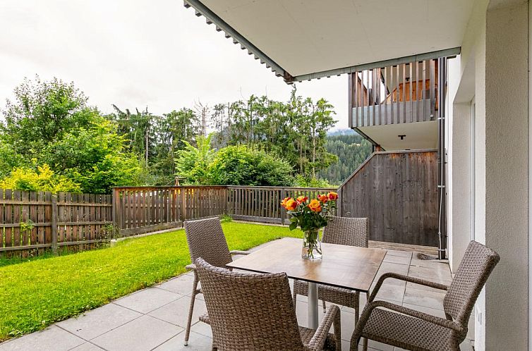 Ontspan op het gezellige terras van vakantiehuis Apart33 Top 2-5 in Haus im Ennstal, omringd door de serene natuur van Steiermark.