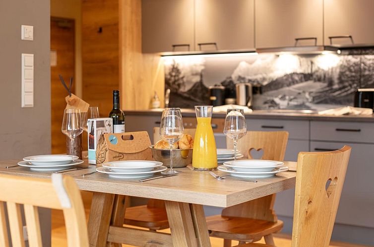 Stijlvolle keuken en eetgedeelte in Apart33 Top 1-21, vakantieverblijf in Haus im Ennstal, Steiermark, Oostenrijk, met warme houten accenten.