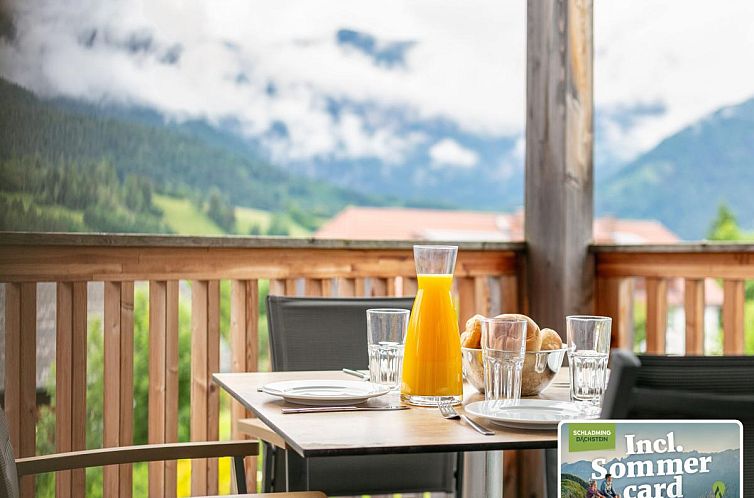 Entspannen Sie sich auf dem Balkon des Apart33 Top 1-27 in Haus im Ennstal, Oesterreich, mit einer wunderschoenen Berglandschaft im Hintergrund.