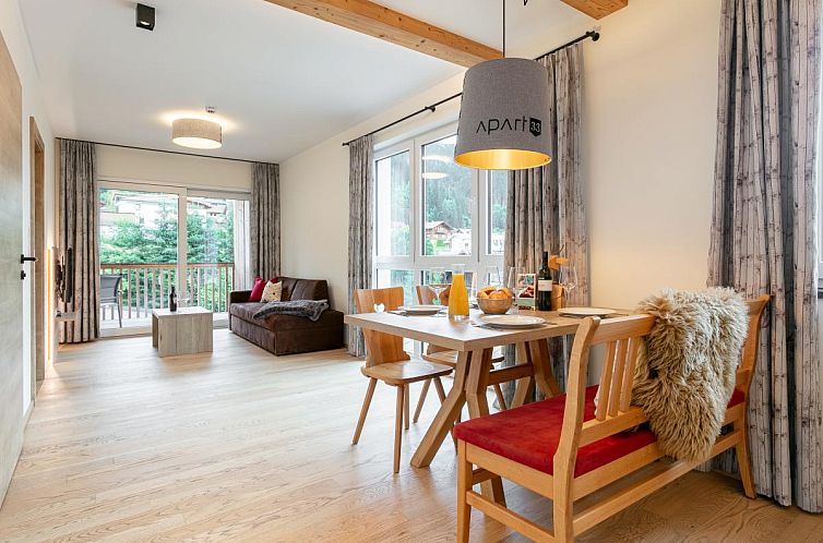 Binnenruimte van Apart33 Top 1-28, een vakantieverblijf in Haus im Ennstal, Steiermark, met een ruime eetkamer en toegang tot het balkon.