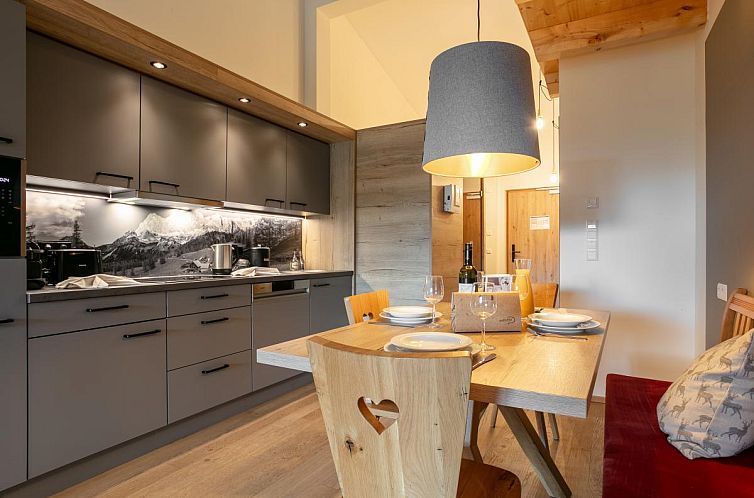 Stijlvolle keuken en eetkamer in Apart33 Top 2-15, vakantiehuis in Haus im Ennstal, Steiermark. Ideaal voor culinaire avonden in Oostenrijk.