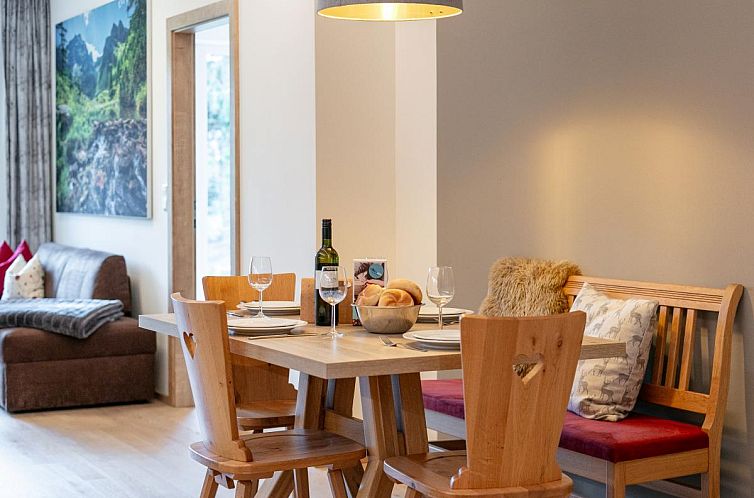 Binnenruimte van Apart33 Top 2-7 in Haus im Ennstal, Steiermark, biedt een warme eetkamer met houten meubels voor een knusse vakantie.