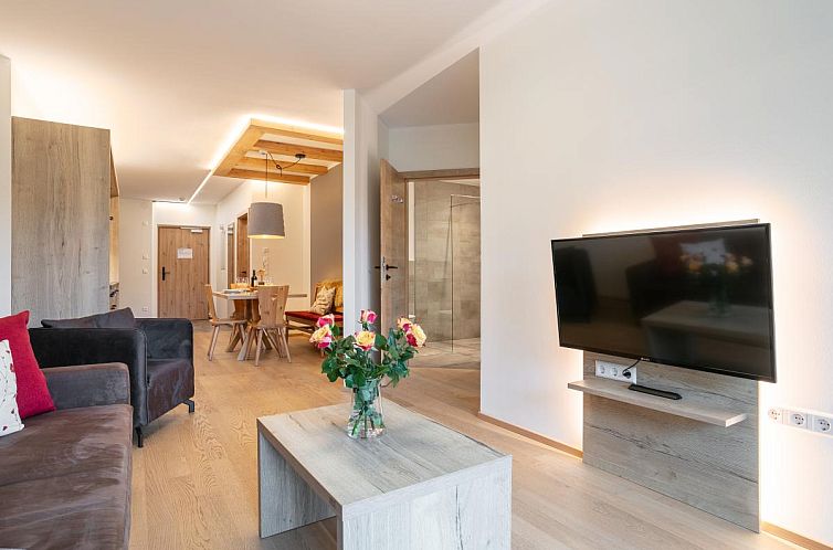 Binnenruimte van Apart33 Top 2-8 in Haus im Ennstal, Steiermark, Oostenrijk. Stijlvolle vakantieaccommodatie met open woonkamer en eetruimte.