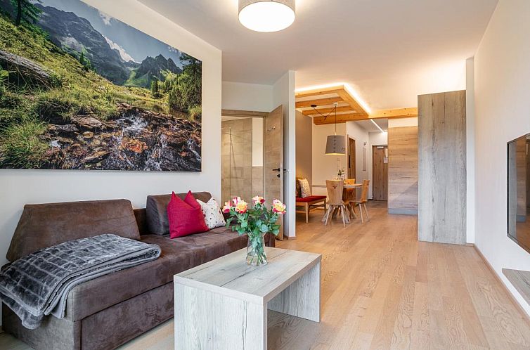 Stijlvolle binnenruimte van vakantiehuis Apart33 Top 2-9 in Steiermark, Oostenrijk, met comfortabele zithoek en bergdecoratie.