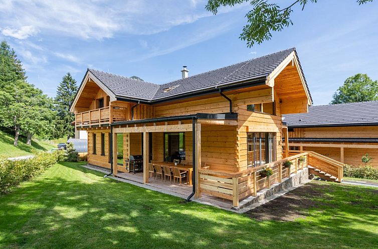 Geniessen Sie die Ruhe und den Frieden im Holzchalet Tauplitz, einem stimmungsvollen Chalet in Tauplitz, Steiermark, umgeben von ueppiger Natur.