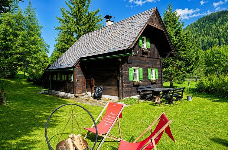 Uebernachten Sie in der Almhuette Seebergalm, einem rustikalen Ferienhaus in Seewiesen in der Steiermark, mit Blick auf die ruhigen oesterreichischen Waelder.