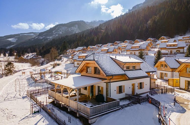 Geniessen Sie den Winterzauber im Chalet Thor, einem Ferienhaus in Donnersbachwald, Steiermark, umgeben von majestaetischen Bergen.
