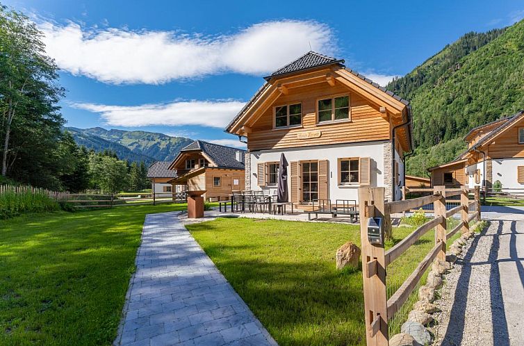Winterlicher Charme des Chalets Haus Laura in Donnersbachwald, Steiermark, umgeben von Bergen.