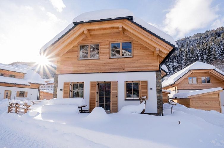 Die stimmungsvolle Donnersbach Lodge in Donnersbachwald, Oesterreich, ist ein Chalet inmitten einer wunderschoenen Schneelandschaft.