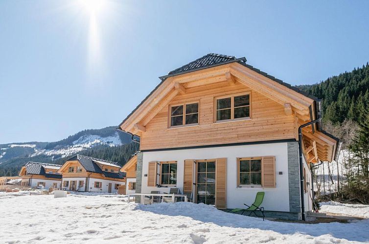 Gemuetliches Chalet Haus am Bach in Donnersbachwald, Steiermark, mit schoenem Bergblick und Winterzauber in Oesterreich.