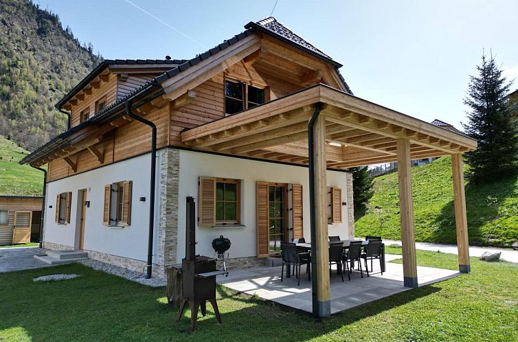 Gemuetliches Winterchalet Haus Bente in Donnersbachwald, Steiermark, umgeben von Schnee und Bergen in Oesterreich.
