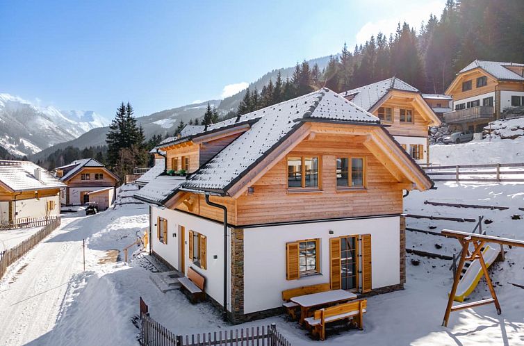 Entdecken Sie die Alpenjoy Lodge in Donnersbachwald, Steiermark, ein idyllisches Ferienhaus mit herrlichem Blick auf die winterliche Bergwelt.