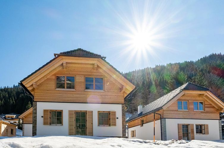 Geniessen Sie die sonnenverwoehnte Steier Huette in Donnersbachwald in der Steiermark, umgeben von Schnee und Natur.